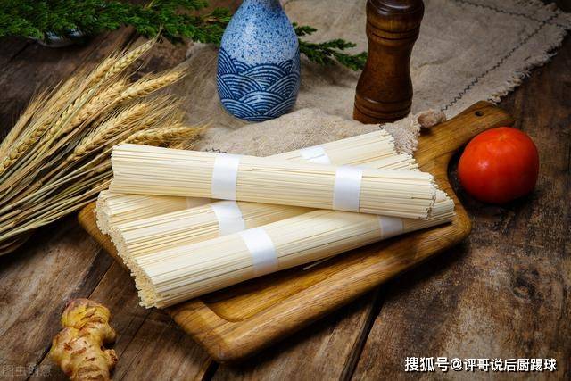 下锅|煮面条,别直接开水下锅,教你正确的方法,面条劲道还特别爽滑