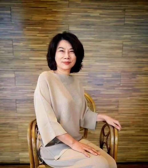丝巾|董明珠越老越时髦，穿开衫配渔夫帽气质变温柔，走路依然是霸总范
