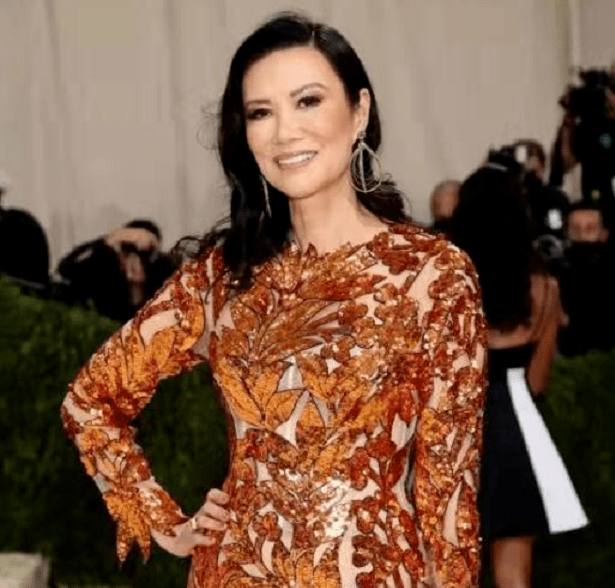 设计|52岁邓文迪才是红毯王者！穿奢华礼服尽显名媛范，涂裸色口红都美