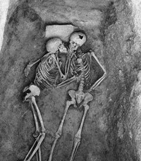 情侣临死前深情拥吻,而这一吻,持续了2800年_沙坑