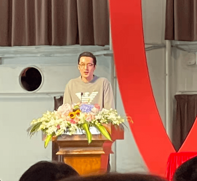 卫衣|北影开学仪式好隆重！吴磊丁程鑫两大顶流亮相，穿T恤吴磊更爷们