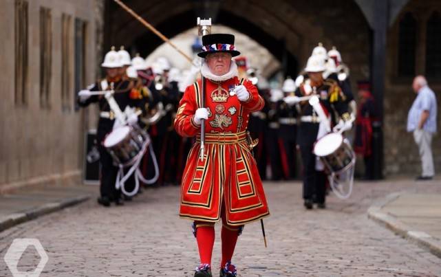 曲线|英国71岁安妮长公主重穿旧衣！中国红唇色显白显年轻，最多50岁