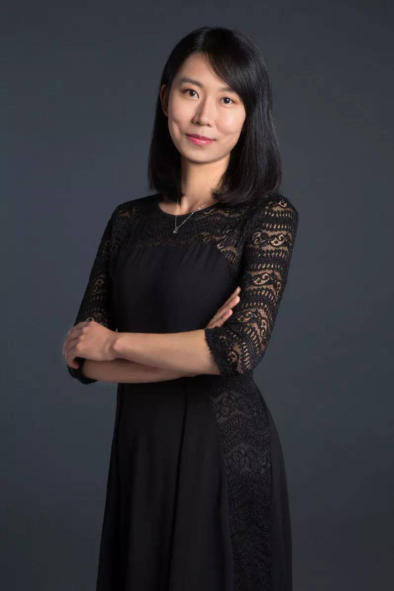 郑腾飞博士目前是上海筑桥实验小学的校长,同时也是3个孩子的母亲