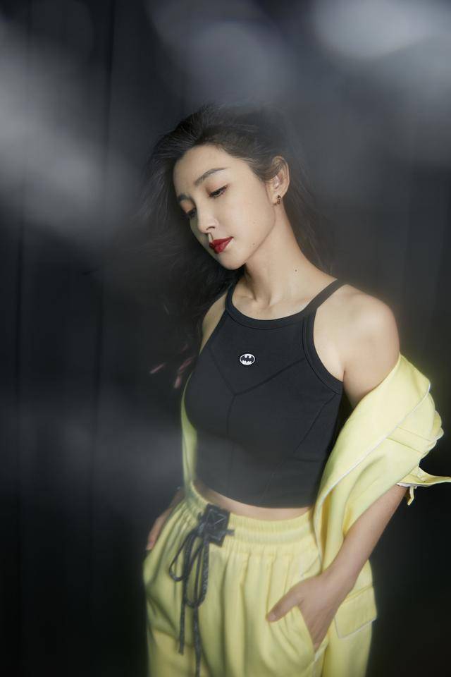 黑色|李冰冰的气质真好，黑色吊带配西装干练优雅，精气神倍棒哪像47岁