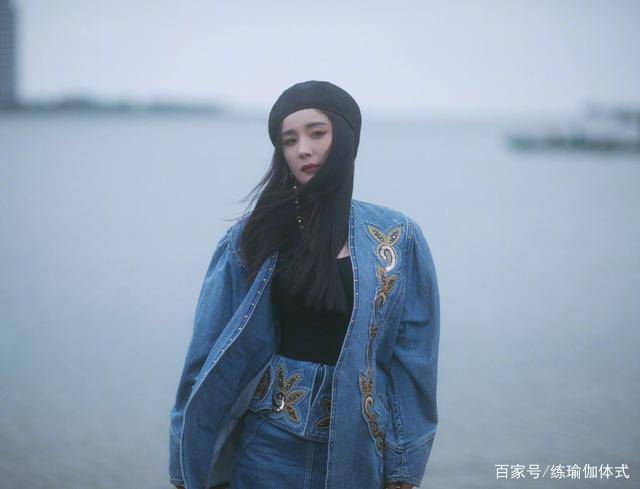 短裙|杨幂海边写真，黑色修身背心与牛仔短裙组合，曲线曼妙挡不住