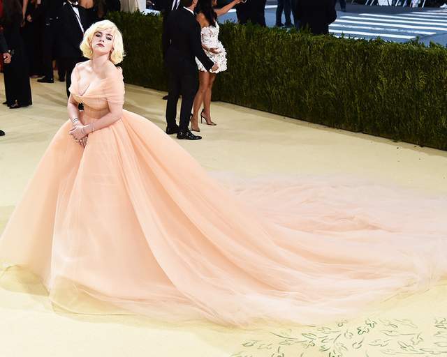 达尔·詹娜|肯豆致敬赫本闪耀Met Gala，金·卡戴珊与侃爷全黑造型让人迷惑