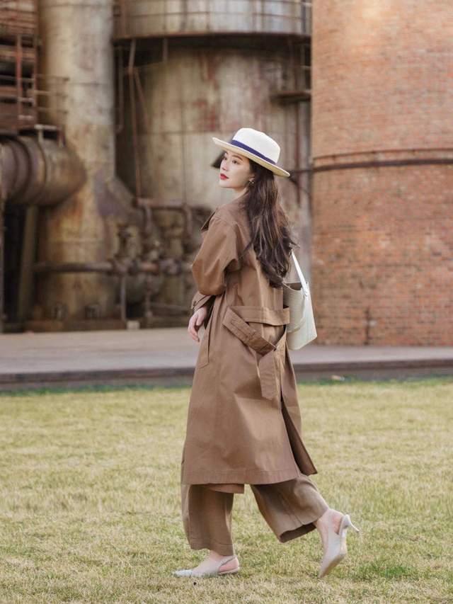 大衣|穿上秋天的第一件大衣，搭配牛仔裤更实在，保暖又时尚，好美