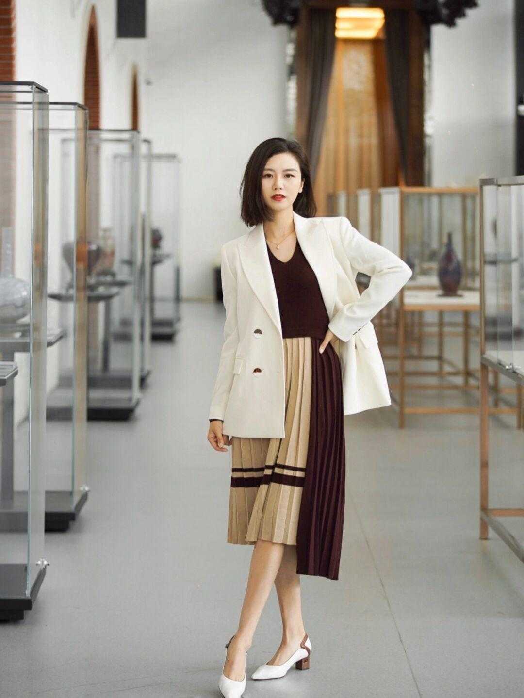 气质|普通女孩该怎么穿才洋气?白色西服搭配百褶裙干练精致,优雅大气