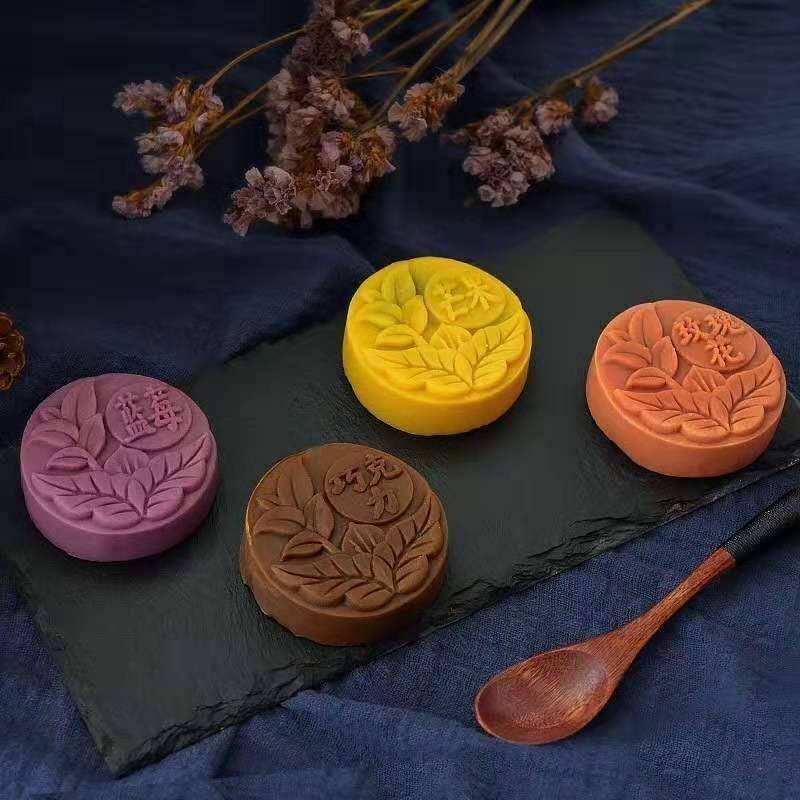 食品|在IP的加持下，今年的月饼一口一个故事