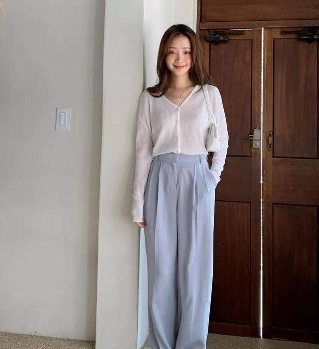 下装|夏末初秋,“针织衫”更时髦的打开方式:和这3件下装搭配