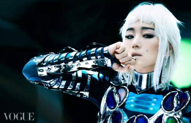 发型|巩俐不愧是巨星！登顶级女刊排面大，白发穿金属服科幻玩出高级感