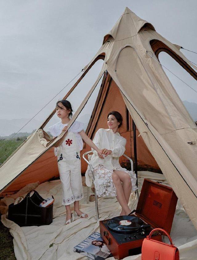 黄奕|黄奕女儿越来越好看，一身红裙比妈妈还惊艳，从小就是美人坯子