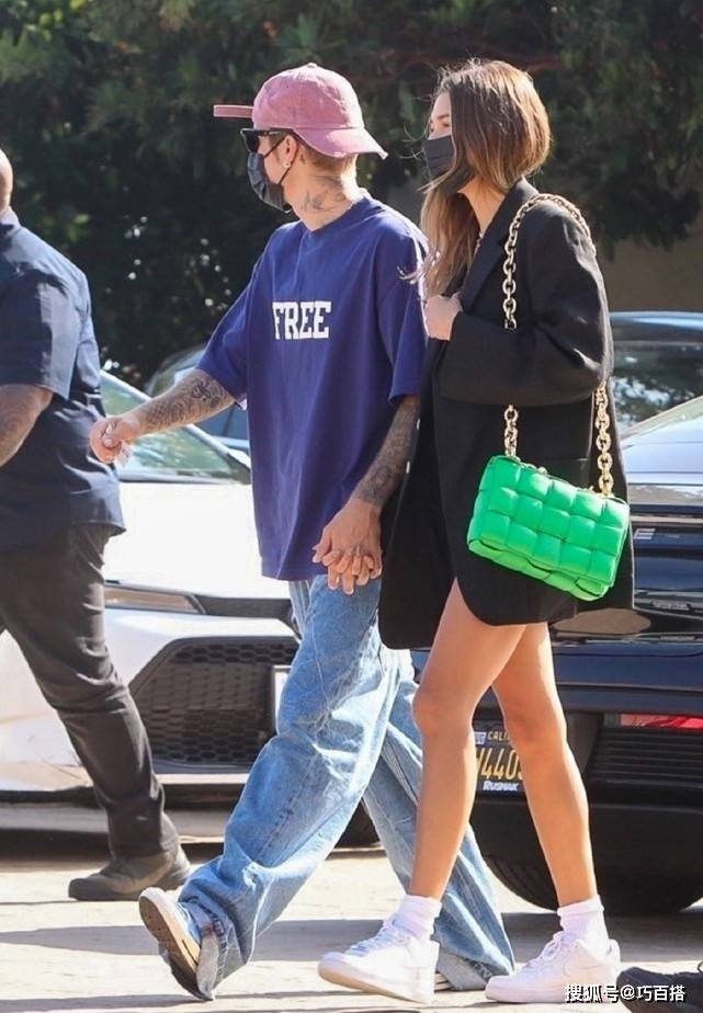 出圈|下衣失踪穿法不好玩了？你错了，像海莉一样选对外套照样能出圈