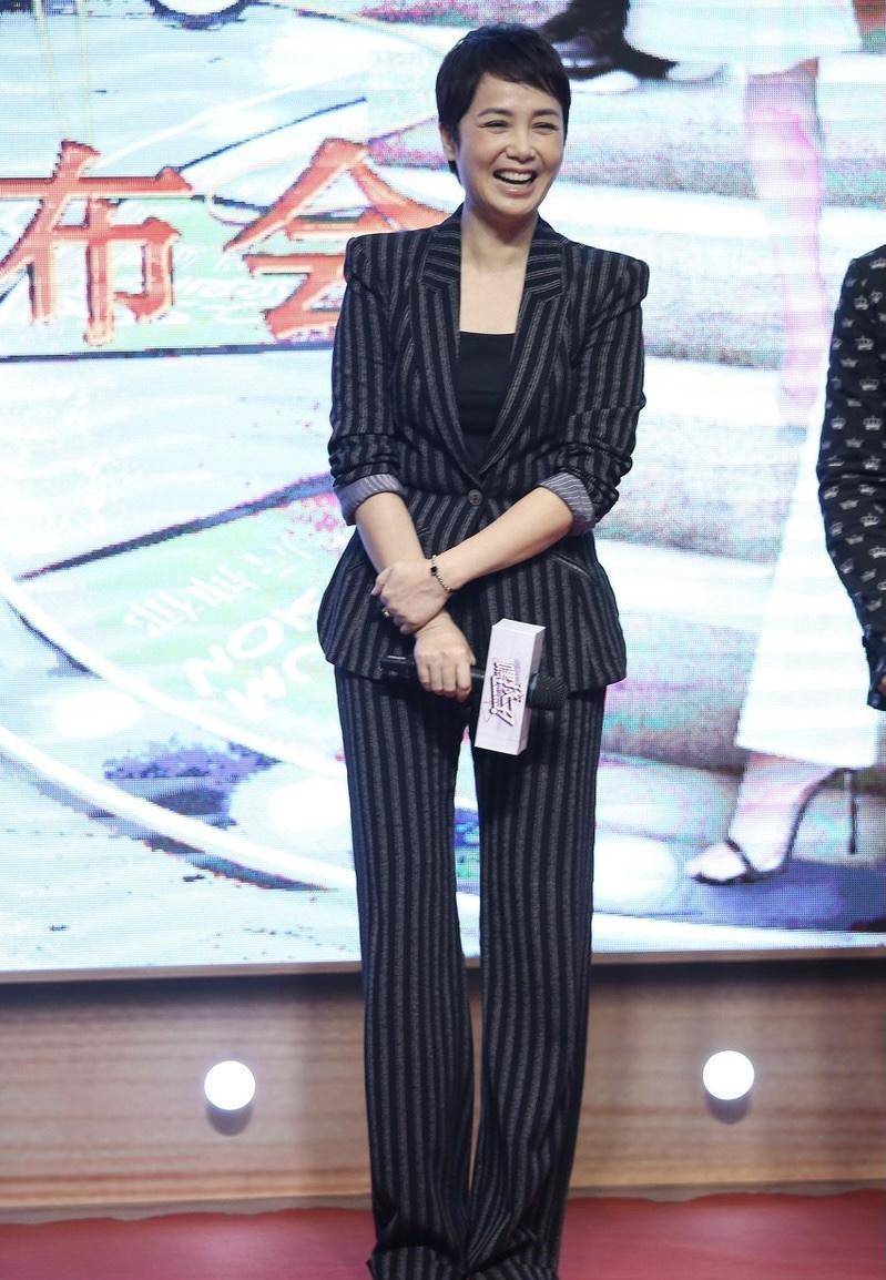 整体|蒋雯丽“阿姨圈”里最会穿，身穿黑灰色竖条纹西服套装，简约洋气