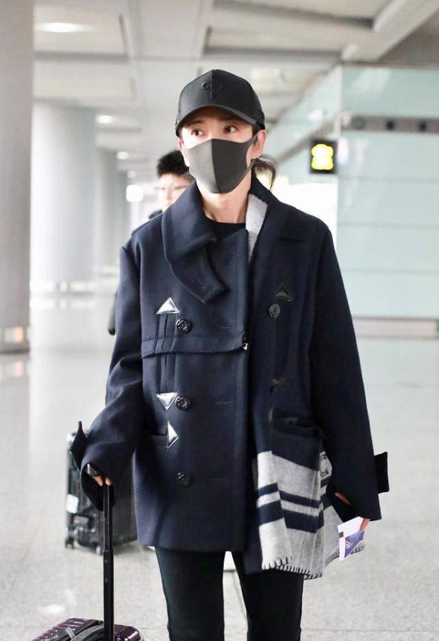 黑衣|李冰冰就算穿着黑衣照样显嫩，双麻花辫跟小姑娘似的，比例真不错