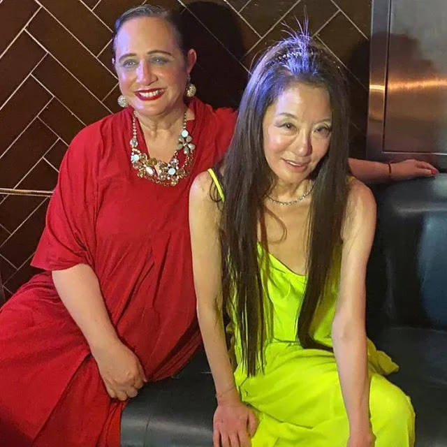 整体|王薇薇仗着身材好，72岁还敢挑战荧光绿吊带裙，却被生图暴露年龄