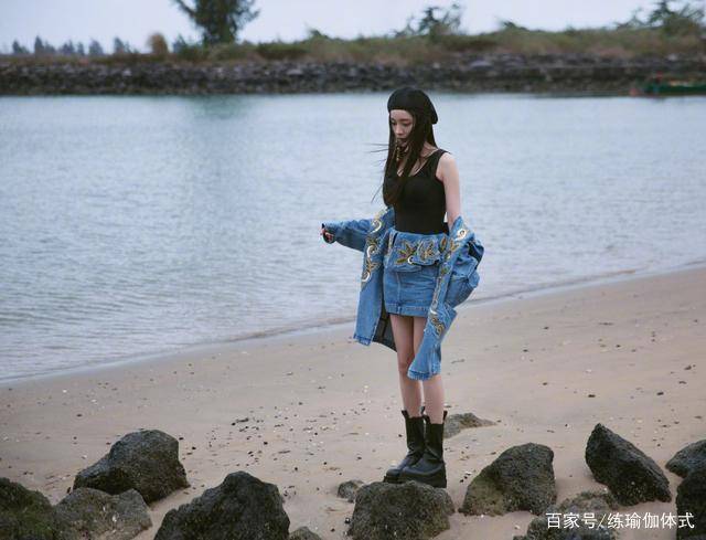 短裙|杨幂海边写真，黑色修身背心与牛仔短裙组合，曲线曼妙挡不住