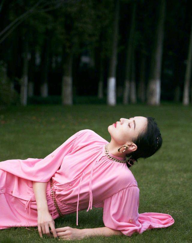 宋佳|宋佳难得温柔一回，身穿粉色连衣裙甜美温柔，“御姐”秒变淑女