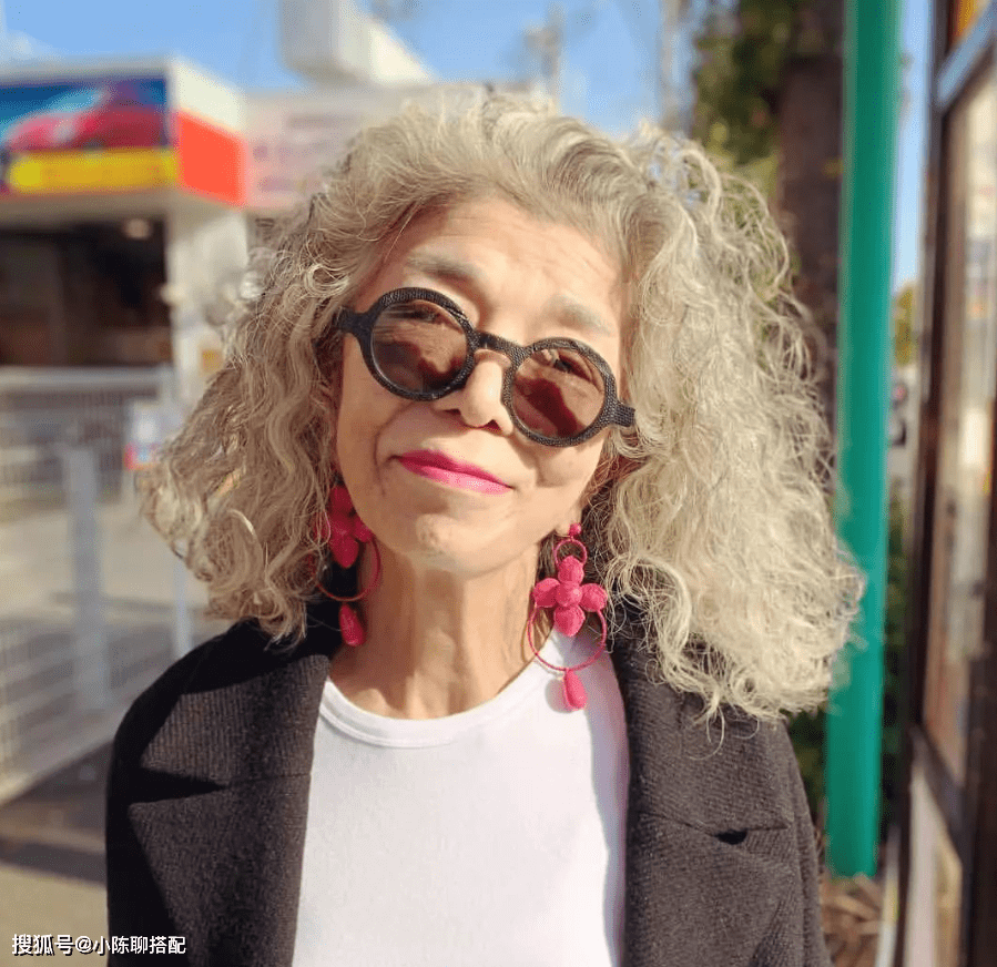 年龄段|黑色凭什么不老气?看这个时尚界的宝藏奶奶就知道,太会穿了