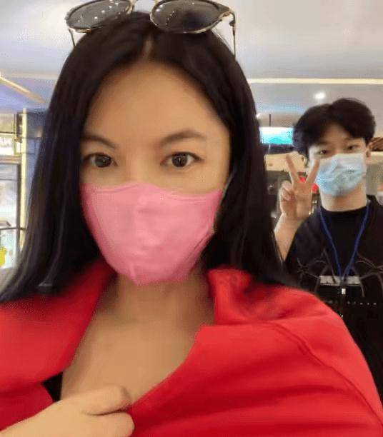 显得|李湘还在营销贵妇人设，p的没半点皱纹，女儿反而打扮的土了