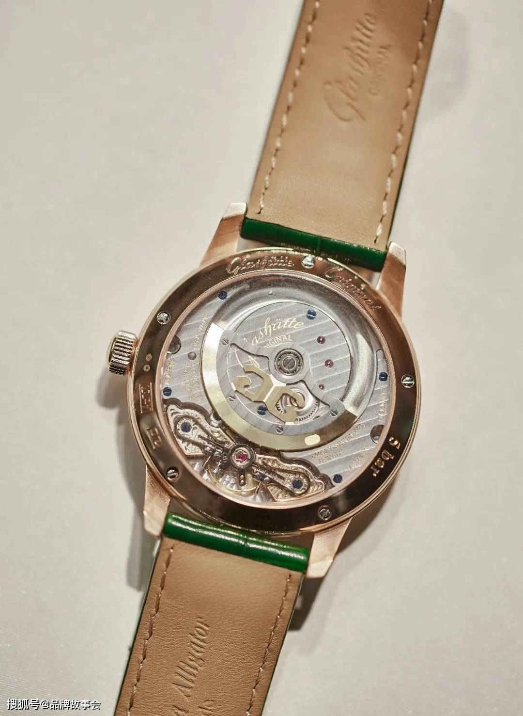 �ںϾ�����Ħ��,�����߽������յ�ԭ���ڳɶ���ʱ��֮��