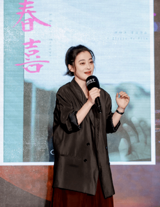 经典|梅婷真是“阿姨辈顶流”，白色外套配牛仔短裤休闲洒脱，时髦温柔