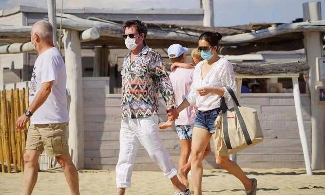 老公|巩俐终于做回小女人，穿深V热裤海滩散步，外籍老公全程牵手贴心