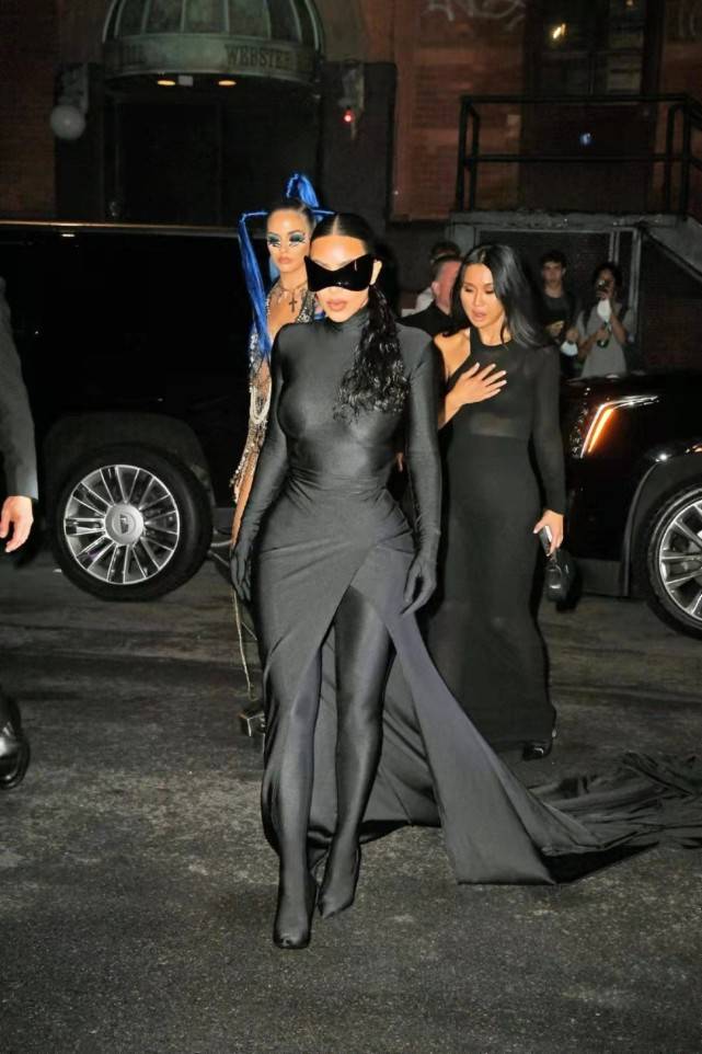 黑色|金卡戴珊终于舍得拿下头套!戴墨镜穿紧身衣cos猫女秀翘臀,超性感