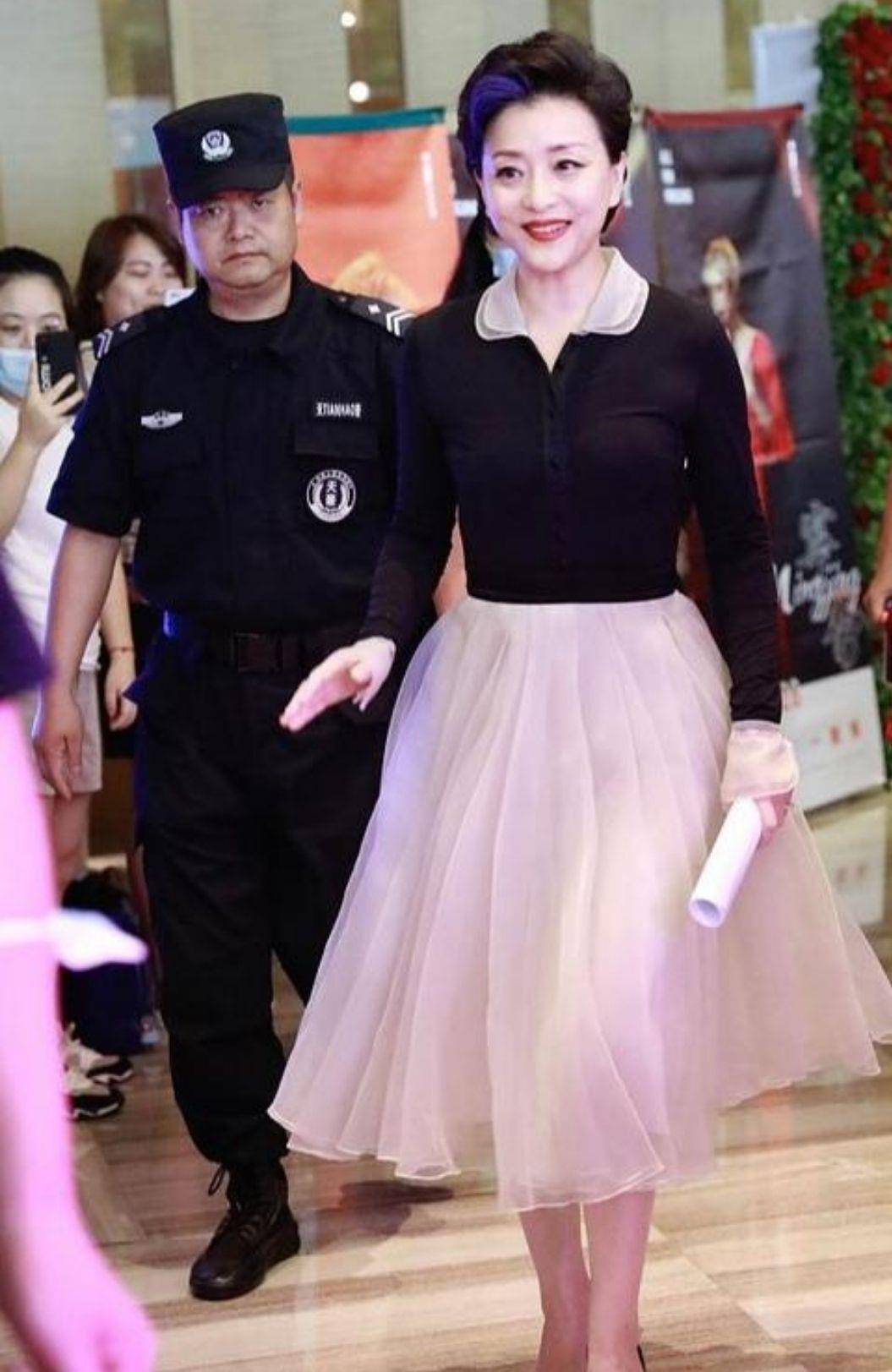 面料|杨澜越老越有气质，穿粉色蓬蓬裙亮相，仍有少女的时尚魅力