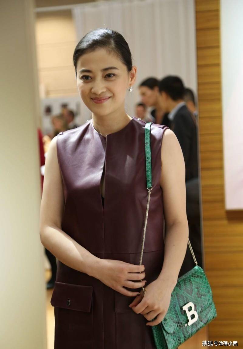 设计|梅婷脱离微胖圈后真会穿，无袖皮裙领口“开条缝”，高级感无敌了