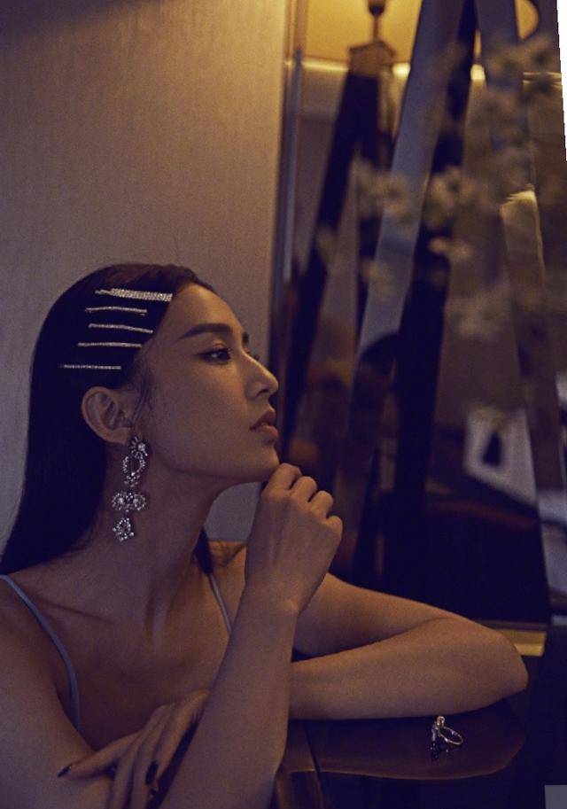 一身|黄圣依写真美翻了，闪闪造型惹人爱，侧颜线条绝杀