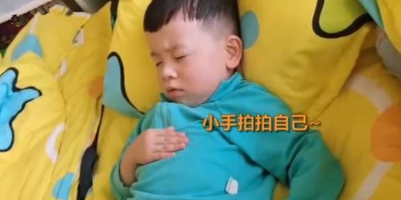 男童|男童初上幼儿园，午睡自己哄自己火了，网友：好笑又心疼