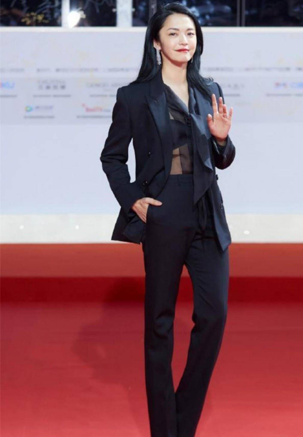 卡通|58岁张凯丽太会穿衣了，穿墨绿西装优雅时尚，端坐台上hold住全场