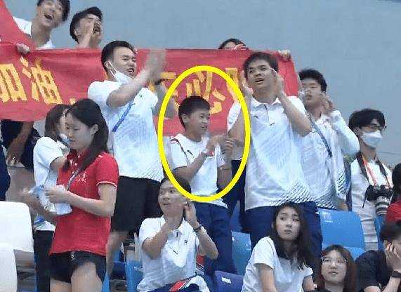 签名|场下也抢镜！全红婵为师姐加油，忙着签名+分享零食，谁注意张家齐