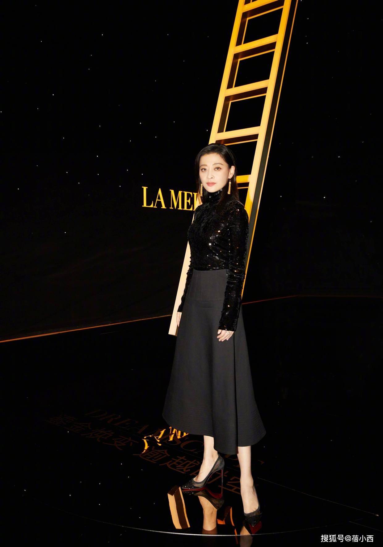 设计|梅婷脱离微胖圈后真会穿，无袖皮裙领口“开条缝”，高级感无敌了