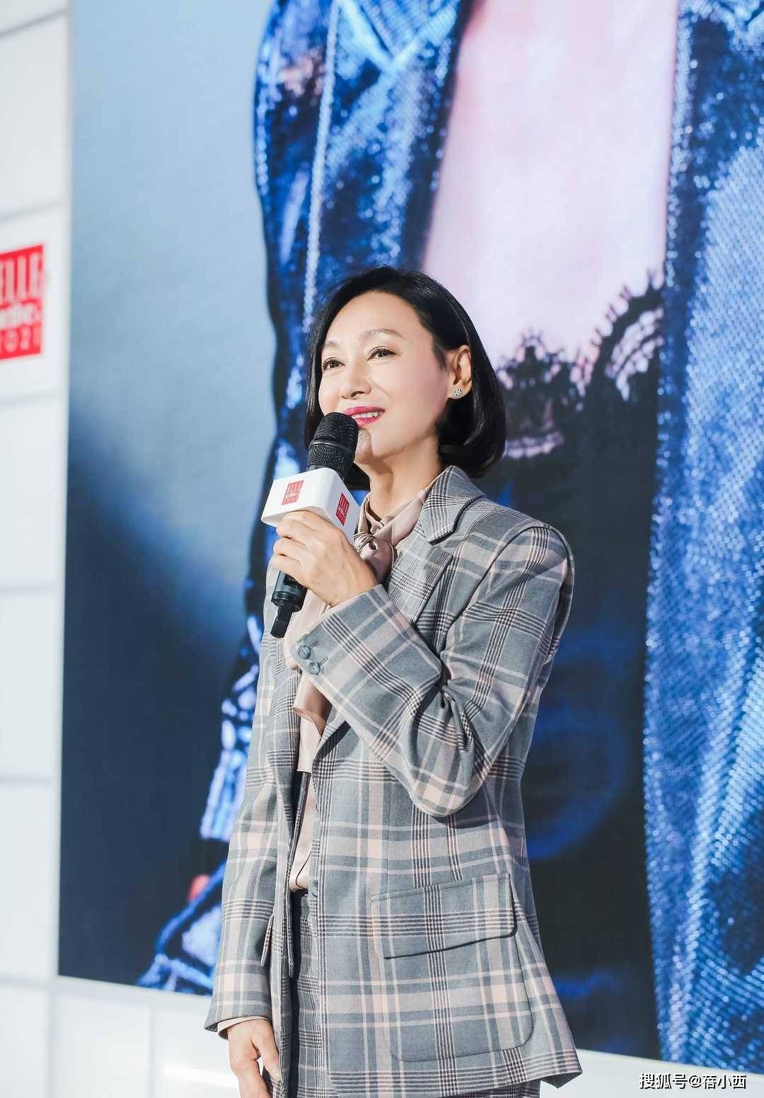 真空|惠英红打破常规，“真空”穿红色皮衣配阔腿裤，原装身材真抗老