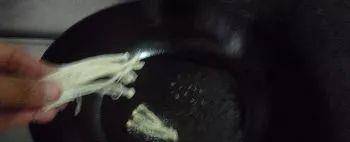 做法|金针菇的新吃法,做法简单,营养美味,也可以当零食吃哦!