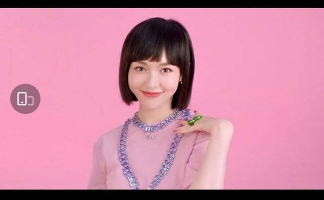 高个子|37岁唐嫣真是装嫩高手！牛仔配抹胸裙少女感爆棚，齐肩短发显脸长