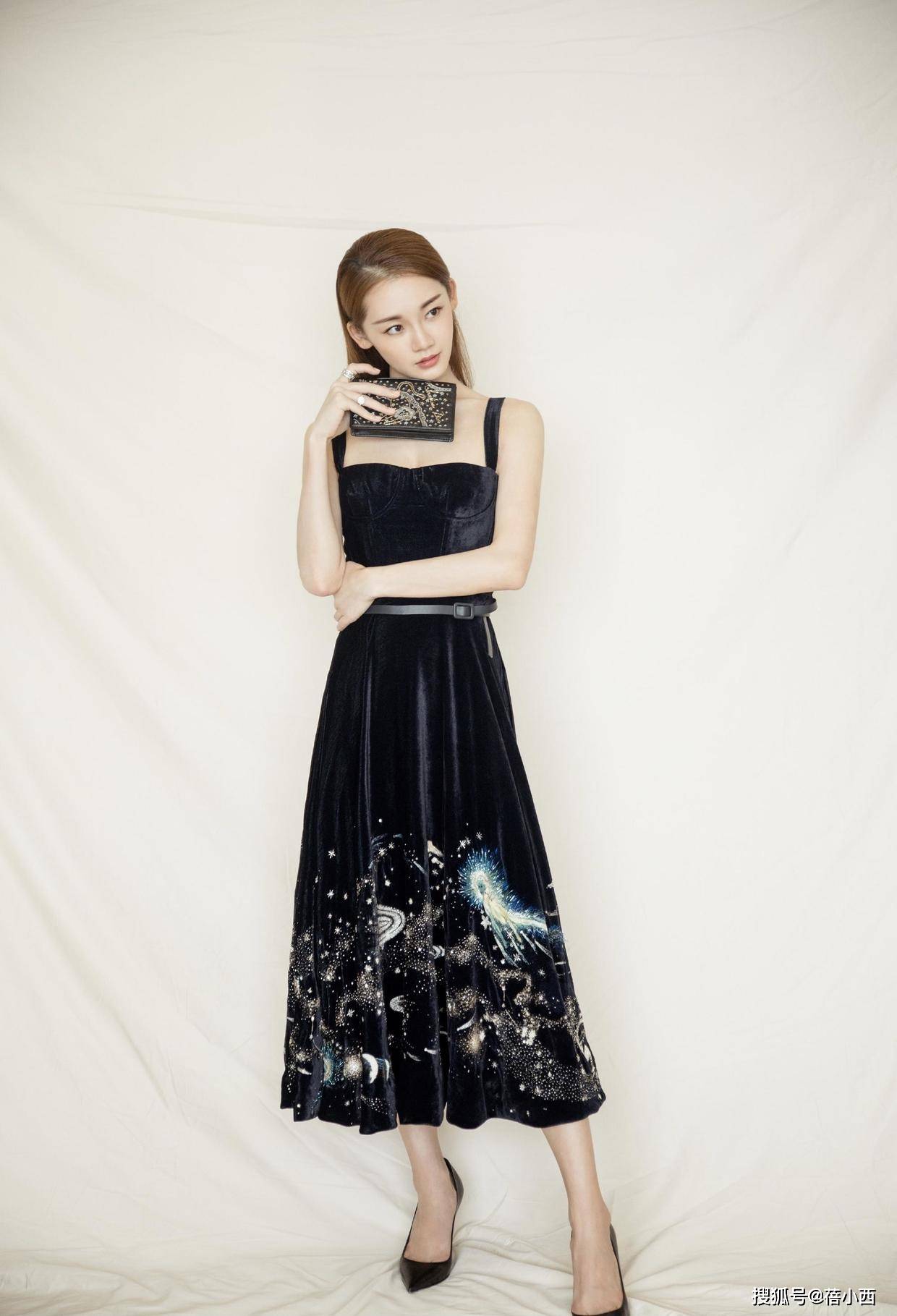 身材|怪不得郑恺会选苗苗当老婆,穿亮片连衣裙高级优雅,我给100个赞
