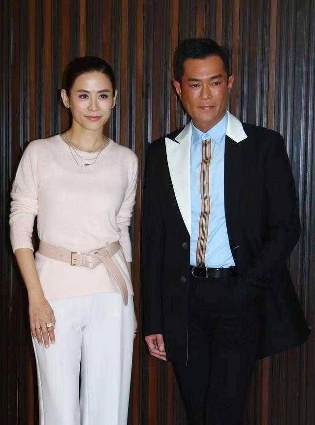 宣萱|50岁宣萱越老越美,穿浅粉针织衫配白色阔腿裤亮相,优雅又减龄