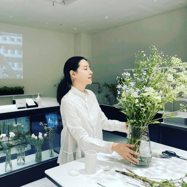 头发|哪有50岁不老的？李英爱晒照打光很白装素颜，真实脸都多皱焉瘪！