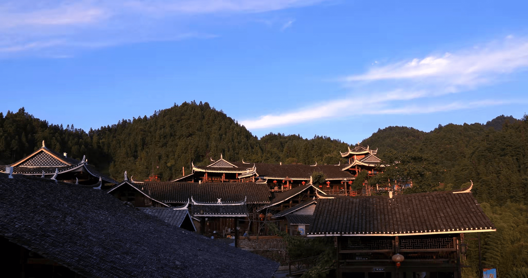 嘿嘿,还有枫香瑶寨,太阳城堡,星空云舍,千里古寨,穿岩山假日酒店,雁栖