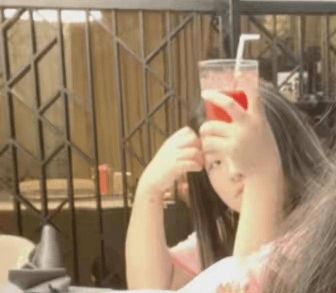 显得|李湘还在营销贵妇人设，p的没半点皱纹，女儿反而打扮的土了
