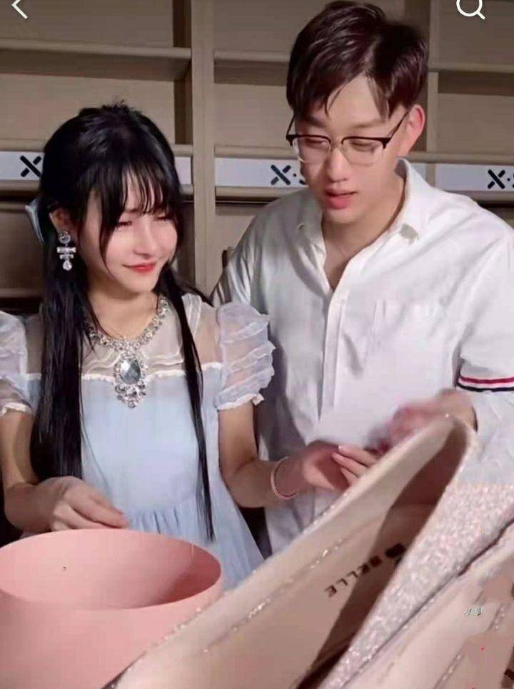 网红猫妹妹宣布与男友达少分手他们幸福的画面宛如昨天历历在目