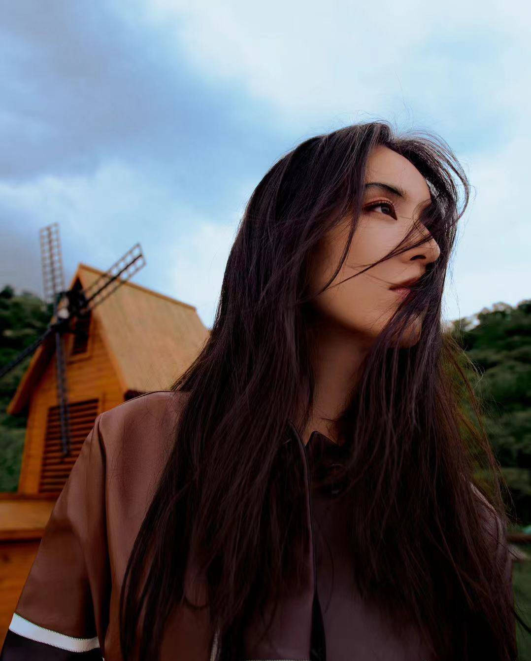 黄圣依佩戴传世宝钱古币登封面 籍此弘扬古韵之美