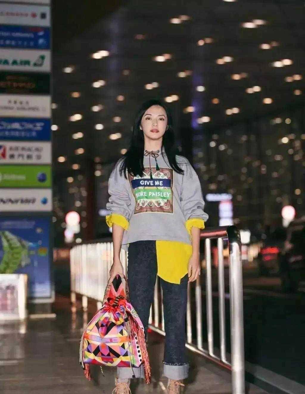 效果|陈红陈凯歌甜蜜走机场，穿卫衣配小香风外套，混搭洋气又减龄