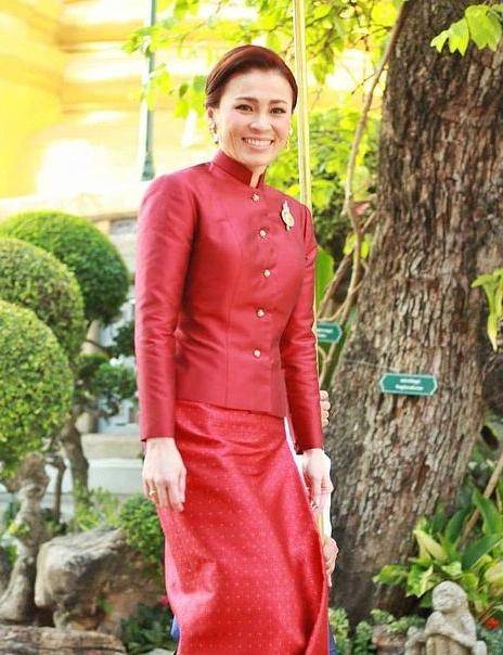 曲线|苏提达王后穿红裙亮相，身材胖了好多，侧面看有小肚腩了