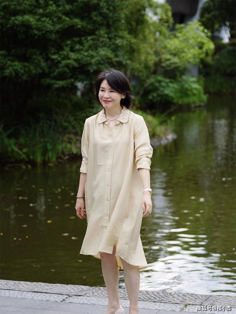 服装|女人过了40岁尽量少穿花俏衣服，试试这些极简衬衫，时髦显气质