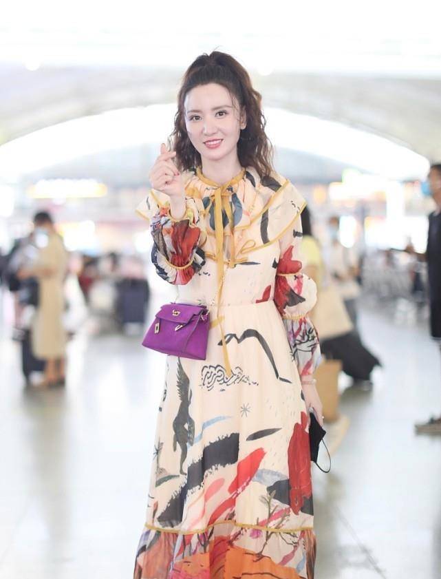 苹果|张萌一点看不出年纪感，苹果肌好明显，穿长裙对镜“比心”有点甜