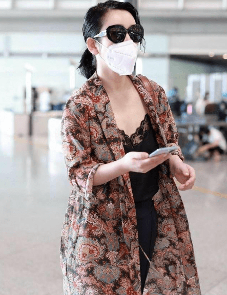 吊带|秦海璐穿搭够随性，蕾丝吊带配“大妈外套”，看着就很有年龄感